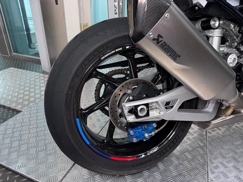 BMW M 1000 RR — фото 11